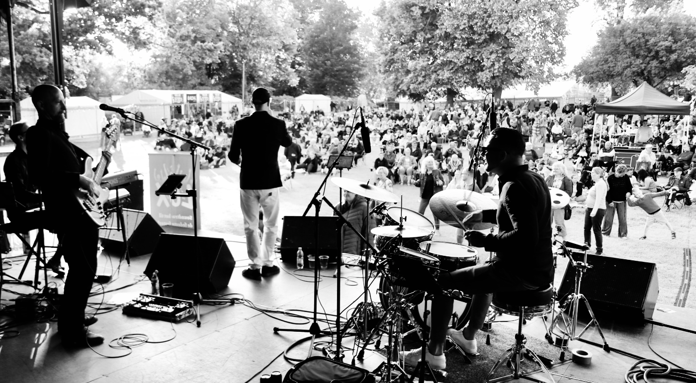 Soulman Group på stor udendørs scene med publikum
